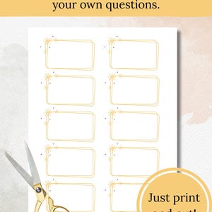 K&ouml;nnte beinhalten: Ein wei&szlig;es Blatt Papier mit goldfarbenen rechteckigen Rahmen und dekorativen Elementen in den Ecken. Der Text "Blank page included to create your own questions" steht oben. Eine goldene Schere befindet sich unten links. Der Text "Just print and cut!" steht in einem goldenen Kreis.
