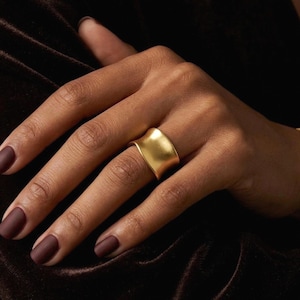 Statement ring in gold with adjustable chunky wide band design