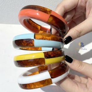 Peut inclure: Ensemble de trois mugs en céramique avec une finition mate et mouchetée. Les tasses sont de couleur crème, gris clair et gris foncé. Design simple et minimaliste, parfait pour le café ou le thé.