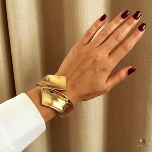 Pulsera tipo brazalete dorada con diseño articulado escultural, brazalete llamativo para mujer.