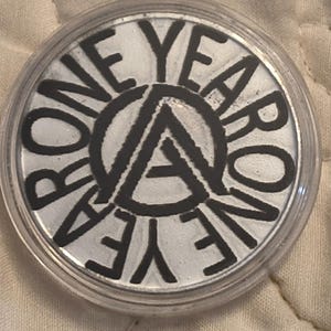 1 year sobriety coin made from a feau gold coin engraved. I can paint them any color. I ship for exactly what it costs me. afbeelding 1
