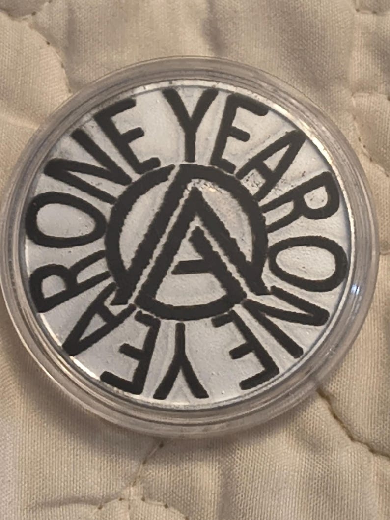 1 year sobriety coin made from a feau gold coin engraved. I can paint them any color. I ship for exactly what it costs me. afbeelding 1