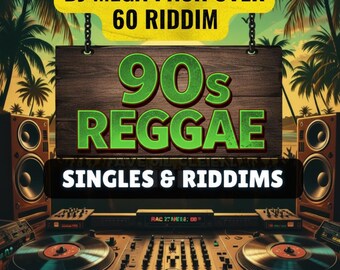 Può includere: Una collezione di musica digitale intitolata DJ MEGA PACK OVER 60 RIDDIM 90s REGGAE SINGLES & RIDDIMS, con un cartello in legno, due altoparlanti e una console per DJ con giradischi. La dimensione del file è 5,4 GB nell'angolo in basso.