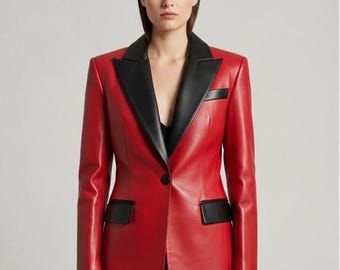 Op de afbeelding: Een rode leren blazer met zwarte revers en zakdetails. De blazer heeft een sluiting met één knoop en een klassiek ontwerp. Een opvallend kledingstuk.