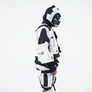Pu&ograve; includere: Un completo futuristico in bianco e nero, composto da una giacca con cappuccio, pantaloni e una copertura per il viso. La giacca ha pi&ugrave; tasche e il testo "S-G". L'outfit &egrave; progettato con un'estetica tattica.