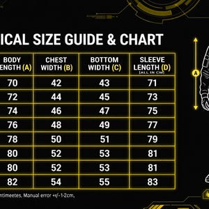Pu&ograve; includere: Una guida alle taglie e una tabella tecniche per l'abbigliamento, con misure in centimetri. La tabella include le taglie XS a XXXL, che dettagliano la lunghezza del corpo, la larghezza del petto, la larghezza inferiore e la lunghezza della manica. &Egrave; incluso anche un diagramma di una persona che indossa equipaggiamento tattico.