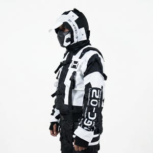 Pu&ograve; includere: Un completo futuristico in bianco e nero con casco, maschera facciale e giacca. La giacca ha pi&ugrave; tasche e il testo "GC-02" sulla manica. Il completo &egrave; progettato con un'estetica moderna e tecnica.