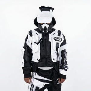 Pu&ograve; includere: Un completo futuristico in bianco e nero con cappellino e maschera abbinati. La giacca ha pi&ugrave; tasche e la scritta "H-G" sul petto. L'outfit &egrave; progettato con un'estetica tattica.