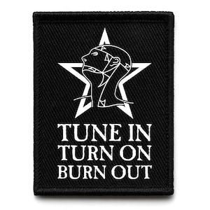 Könnte beinhalten: Schwarzer quadratischer Aufnäher mit weißer Grafik eines stilisierten Gesichts in einem Stern. Der Text "TUNE IN TURN ON BURN OUT" steht darunter in weißen Blockbuchstaben. Der Aufnäher hat einen schwarzen Rand.