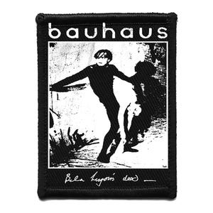 Puede incluir: Parche Bauhaus en blanco y negro con un gráfico de dos figuras y el nombre de la banda. El parche tiene un borde negro e incluye el texto "Bela Lugosi's dead".