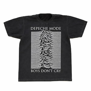 Può includere: T-shirt nero con la scritta "DEPECHE MODE" sopra una grafica bianca di un design a catena montuosa. Sotto la grafica c'è la scritta "BOYS DON'T CRY". La maglietta ha un aspetto vintage e usurato.