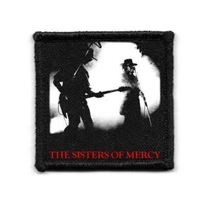 Op de afbeelding: Zwart-wit patch met een band die op het podium optreedt. Silhouetten spelen instrumenten, waaronder een gitaar en een microfoon. De tekst "THE SISTERS OF MERCY" staat in het rood gedrukt aan de onderkant van de patch.