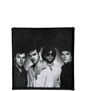 Puede incluir: Parche en blanco y negro con un retrato de banda. La imagen muestra a cuatro hombres en una fotografía en escala de grises. El parche tiene un borde negro y probablemente está hecho de tela, adecuado para coser o planchar en ropa o accesorios.