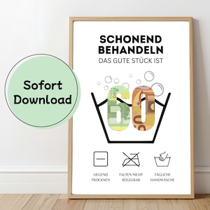 Könnte beinhalten: Ein gerahmter Druck mit dem Text "SCHONEND BEHANDELN DAS GUTE STÜCK IST" über einer Grafik der Zahl 60 aus Geld in einem Waschbecken. Darunter sind Pflegesymbole. Ein grüner Kreis mit "Sofort Download" befindet sich in der Ecke.