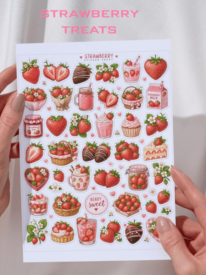 Pu&ograve; includere: Un foglio di adesivi bianco intitolato STRAWBERRY TREATS con varie illustrazioni di fragole, inclusi frutti interi e affettati, bacche ricoperte di cioccolato, latte alla fragola, marmellata, cupcake, torte e cestini pieni di fragole fresche.