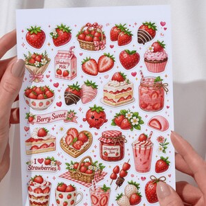 Pu&ograve; includere: Un foglio di adesivi con varie illustrazioni a tema fragola, tra cui bacche fresche, un cestino, latte alla fragola, cupcake, torte, marmellata, waffle e bevande. Il testo BERRY SWEET, I LOVE Strawberries e Strawberry Jam &egrave; stampato.