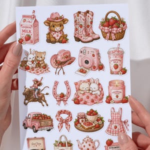 Pu&ograve; includere: Un foglio di adesivi con illustrazioni a tema fragola. I disegni includono un cartone di latte alla fragola, un vitello cowgirl, stivali da cowboy, un cestino di fragole, una fotocamera e un frapp&egrave; alla fragola. Il foglio misura 11,68 cm x 16,76 cm.