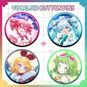 Peut inclure: Quatre badges ronds avec des personnages de style anime. Les badges présentent des motifs colorés avec des personnages dans diverses poses. Le texte "VOCALOID BUTTON PINS" est en haut. Les badges sont sur un fond rose clair et vert.