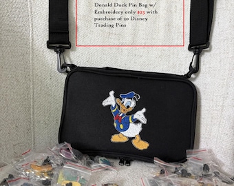 Paquetes de 10 pines oficiales de Disney. Pide 2 paquetes (20 pines) y llévate un cordón gratis. Añade una bolsa para pines del Pato Donald.