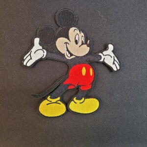 ミッキーマウスの刺繍入りピンバッジブックバッグスターターセット、ディズニーのトレーディングピン20個とディズニーキャラクターのランヤード付き。アメリカ国内送料無料。 画像 2