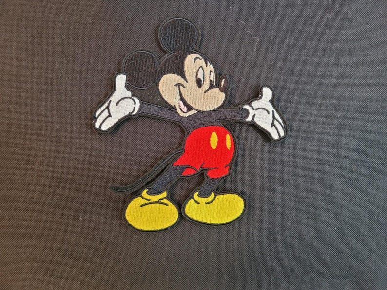 ミッキーマウスの刺繍入りピンバッジブックバッグスターターセット、ディズニーのトレーディングピン20個とディズニーキャラクターのランヤード付き。アメリカ国内送料無料。 画像 2