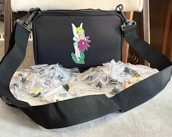 Nuevo set de inicio para bolso con pin de Campanilla bordado, 20 pins coleccionables oficiales de Disney Hidden Mickey y cordón para pins de personajes Disney GRATIS