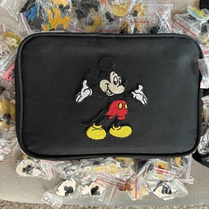 ミッキーマウスの刺繍入りピンバッジブックバッグスターターセット、ディズニーのトレーディングピン20個とディズニーキャラクターのランヤード付き。アメリカ国内送料無料。 画像 1