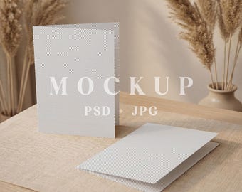 Maqueta de tarjeta de felicitación plegada de 5x7 pulgadas, plantilla PSD con fondo de estilo de vida (descarga digital)