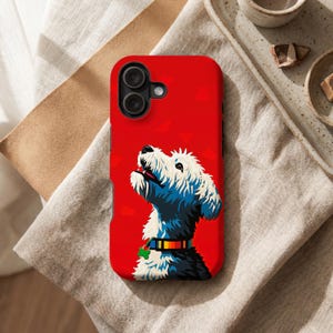 Peut inclure: Coque de t&eacute;l&eacute;phone rouge avec une illustration stylis&eacute;e d'un chien blanc et bleu regardant vers le haut. Le chien porte un collier color&eacute; avec un tr&egrave;fle vert. La coque a un appareil photo &agrave; double objectif.