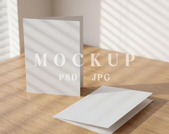 Maqueta de tarjeta de felicitación plegada, plantilla PSD con fondo de estilo de vida (descarga digital)