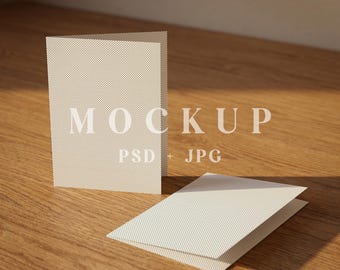 Maqueta de tarjeta de felicitación plegada de 5x7 pulgadas, plantilla PSD con fondo de estilo de vida (descarga digital)