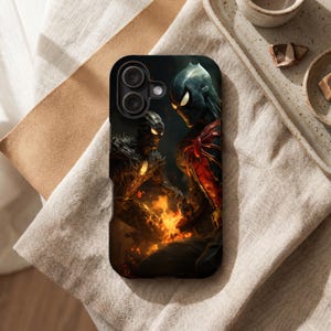 Peut inclure: Coque de t&eacute;l&eacute;phone noire avec une illustration d&eacute;taill&eacute;e de deux personnages dans une sc&egrave;ne de bataille enflamm&eacute;e. Un personnage porte un costume rouge et noir, l'autre est une figure sombre et textur&eacute;e. L'image a un style de bande dessin&eacute;e dramatique.
