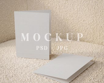 Maqueta de tarjeta de felicitación plegable, plantilla PSD de papelería díptico de 5x7 (descarga digital)