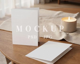 Maqueta de tarjeta de felicitación plegable de 5x7 pulgadas, escena de estilo de vida en formato PSD (descarga digital)
