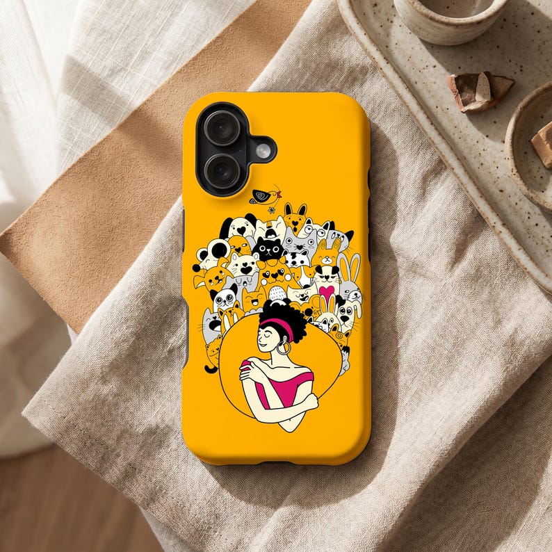 Peut inclure: Coque de t&eacute;l&eacute;phone jaune vif avec une illustration de femme entour&eacute;e d'animaux de dessin anim&eacute;. La femme porte un haut rose et des boucles d'oreilles dor&eacute;es. Le bo&icirc;tier est dot&eacute; d'un appareil photo &agrave; double objectif.