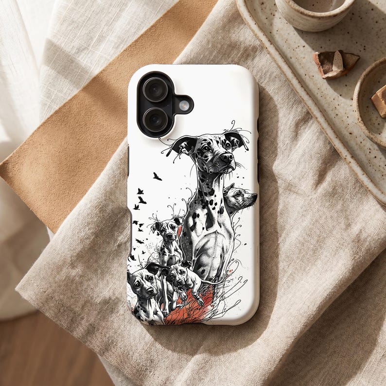 Peut inclure: Une coque de t&eacute;l&eacute;phone blanche avec une illustration en noir et blanc de plusieurs Dalmatiens. Le design pr&eacute;sente un grand Dalmatien avec de plus petits chiens autour, et quelques oiseaux. La coque a une finition brillante.