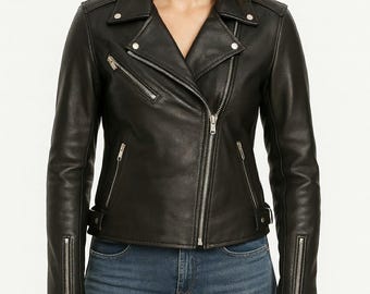 Chaqueta motera corta de piel de cordero auténtica negra para mujer con cremallera asimétrica y herrajes plateados