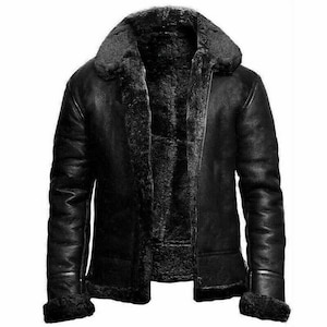 Puede incluir: Chaqueta de cuero negra con forro y cuello de borrego. La chaqueta tiene una cremallera, mangas largas y un estilo aviador clásico. El interior y el cuello de la chaqueta son de color marrón oscuro.