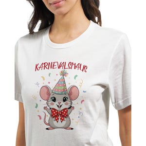 Könnte beinhalten: Weißes T-Shirt mit einer Cartoon-Maus, die einen Partyhut und eine rote Fliege trägt. Der Text "KARNEVALSMAUS" ist über der Maus aufgedruckt. Bunte Konfetti und Dekorationen umgeben die Maus.