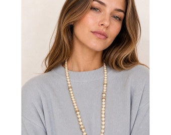 Collar largo de perlas sintéticas de J.Crew con detalles de pedrería dorada.
