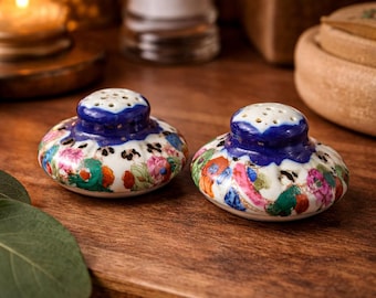 Salero y pimentero japoneses antiguos de porcelana con geishas moriage pintadas a mano, de estilo vintage.