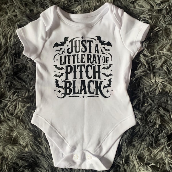 Tutina per neonato goth: abbigliamento alternativo per neonati - "Just a Little Ray of Pitch Black", regalo per baby shower goth, annuncio di nascita goth, baby goth