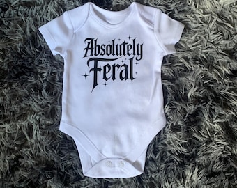 Tutina per neonati assolutamente selvaggia, tutina per neonati goth, vestiti alternativi per neonati, tutina divertente per neonati goth, vestiti goth gender neutral, neonati goth