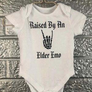 Aufgezogen von einem älteren Emo-Baby-Strampler, Alternative Baby-Kleidung, Rocker-Stil Baby-Dusche-Geschenk, Emo-Baby-Geschenk, Emo-Baby-Ankündigung, Emo-Weste