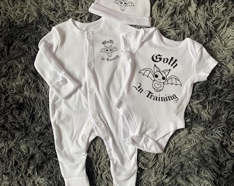 Goth In Training Baby Outfit: 3-teiliges Gender Neutral Gothic Schlaf Set, Fledermaus Baby, Gothic Babyshower Geschenk, alternatives Baby, Goth Style Baby Set