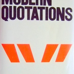 Könnte beinhalten: Der Buchumschlag des Penguin Dictionary of Modern Quotations mit weißem Hintergrund und schwarzem Titel. Der Titel ist fettgedruckt, in Großbuchstaben und hat oben rechts ein schwarzes Pinguin-Logo. Der untere Teil des Umschlags hat drei orangefarbene Chevron-Formen.
