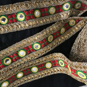 Ruban brodé sur filet avec imitations de miroirs vert, rouge et or/sari indien, ruban/décoration