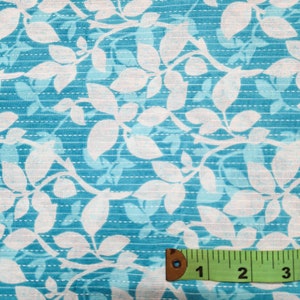 Een meter turkooisblauwe en witte katoenen stof met bloemenprint, katoenen stof voor zomerjurken, Indiase katoenen stof op maat gesneden