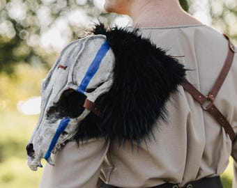 Réplica de calavera de armadura de hombro de lobo con piel de línea azul, atuendo de druida para LARP, accesorio pagano, capa de piel de hombro con correa de cuero, calavera ritual