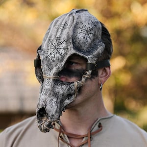 Vargansikte med benmask, djurskallemask, hednisk huvudbonad, benruna, vikingarunor, spådom